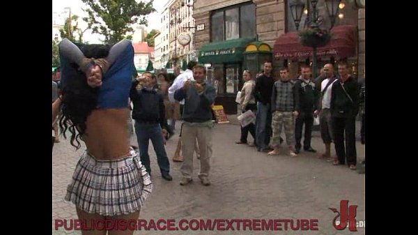 La brunette montre ses petits nichons et ses fesses rebondies en public pour une humiliation perverse